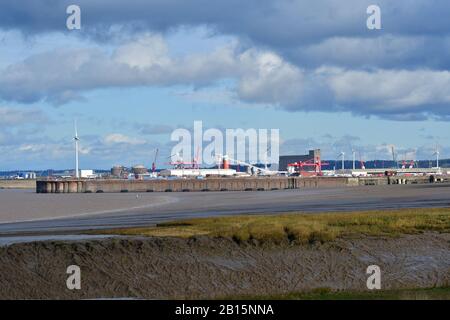 Bristol, Großbritannien. Februar 2020. Wetter in Großbritannien. An einem kalten und sonnigen Nachmittag in Portishead in North Somerset. Blick auf die Royal Portbury Docks bei Ebbe mit Kränen und Windkraftanlagen, die über den Docks aufsteigen. Bildnachweis: Robert Timoney/Alamy Live News Stockfoto