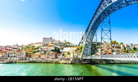 Blick auf die Maria-Pia-Brücke über den Fluss Douro in Porto, Portugal Stockfoto