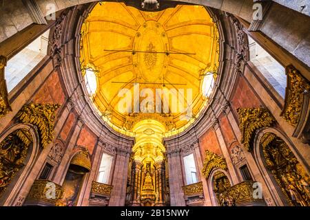 Blick auf die Igreja dos Clerigos Kirche Atemberaubender Malerischer Blick auf das Innere der Decke Stockfoto