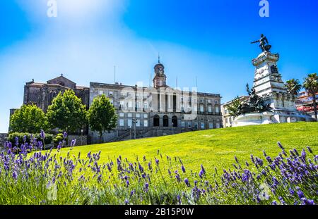 Blick auf den Palacio da Bolsa in Porto, Portugal Stockfoto
