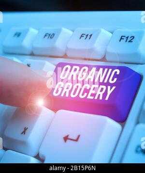 Konzeptionelle Handschreiben mit Organic Grocery. Konzept bedeutet Markt mit Lebensmitteln, die ohne Düngemittel angebaut werden Stockfoto