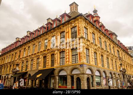 Die Vieille Bourse ist ein wichtiger Meilenstein in Lille. Diese alte Börse wurde im 17. Jahrhundert erbaut und ist ein Meisterwerk der flämischen Renaissance. Stockfoto