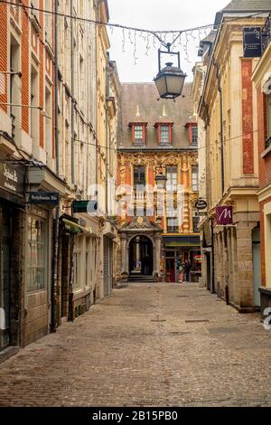 Diese Gasse in der Altstadt von Lille ist leer und schweigt. Die Straße ist schön mit schönen Fassaden in perfekter Harmonie. Stockfoto