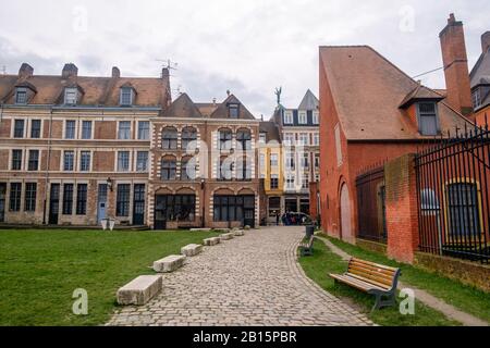 Die "Ilôt Comtesse" ist ein kleiner öffentlicher Garten in Lille. Im Vorderteil gibt es schöne Fassaden. Auf der linken Seite sehen Sie die Seite der Hospizkomtesse. Stockfoto