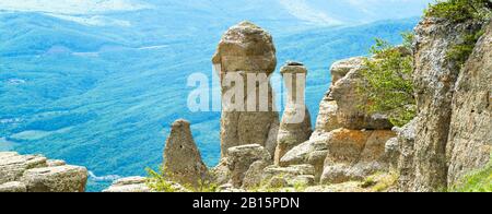 Fantastischer Panoramablick auf Felsformationen des Demerdji-Gebirges im Sommer, Krim, Russland. Tal der Gastgeber, Wahrzeichen der Krim. Horizontales Banner mit Stockfoto