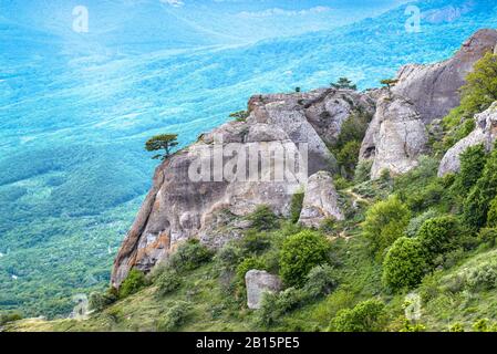 Landschaft der Krim im Sommer, Russland. Malerische Aussicht auf die Felsen im Tal der Geister auf dem Demerdji-Berg. Dieses Gebiet ist eine Touristenattraktion der Krim. Stockfoto