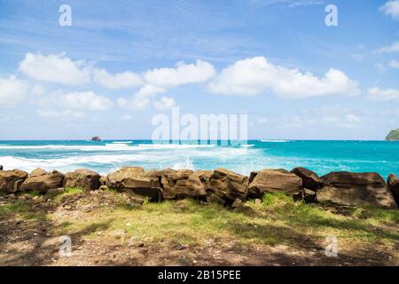 Atemberaubende Küstenlandschaft an einem hellen Tag im tropischen St. Lucia Stockfoto