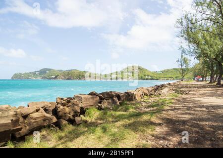 Atemberaubende Küstenlandschaft an einem hellen Tag im tropischen St. Lucia Stockfoto
