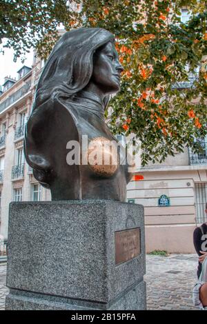 Paris, Frankreich - 17. September 2019: Büste der berühmten Sängerin und Schauspielerin Dalida im Viertel Montmartre der französischen Hauptstadt