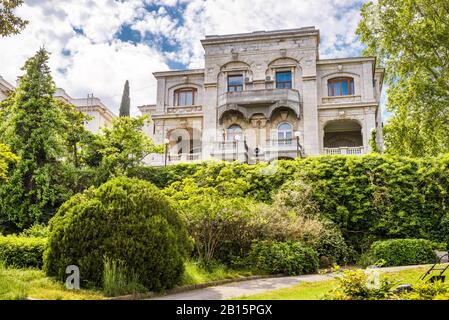 Jutta, Krim - 17. Mai 2016: Palast Livadia mit einem schönen Landschaftsgarten auf der Krim, Russland. Schöne Aussicht auf ein berühmtes Wahrzeichen der Krim Stockfoto