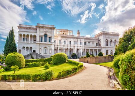 Jutta, Krim - 17. Mai 2016: Palast Livadia mit einem schönen Landschaftsgarten auf der Krim, Russland. Schöne Aussicht auf ein berühmtes Wahrzeichen der Krim Stockfoto