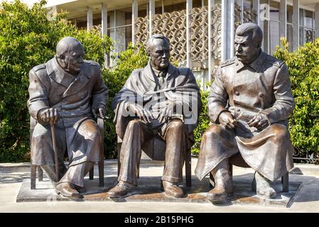 Jutta, Krim - 17. Mai 2016: Skulptur von Churchill, Roosevelt und Stalin im Livadia Palace, Krim, Russland. Statuen von Zurab Tseretelis im Sommer. Th Stockfoto