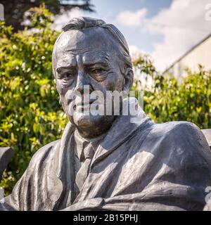 Jutta, Krim - 17. Mai 2016: Statue von Franklin Delano Roosevelt von Tseretelis im Livadia Palace, Krim, Russland. Berühmte Konferenz fand hier im 1 Stockfoto