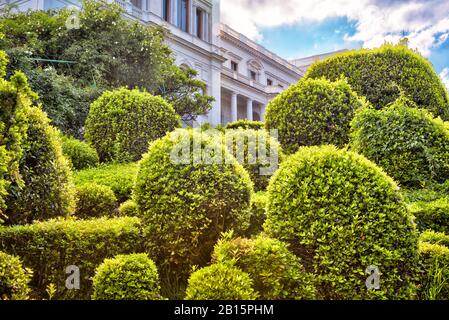 Jutta, Krim - 17. Mai 2016: Palast Livadia mit einem schönen Garten auf der Krim, Russland. Es ist eine der wichtigsten Touristenattraktionen der Krim. Querformat Stockfoto