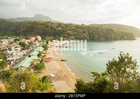 Wunderschönes Küstendorf Anse La Raye an einem übergiebelten Tag im tropischen St. Lucia Stockfoto