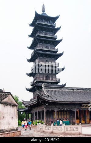 Wuzhen, China. August 2015. Chinesische Touristen in der Nähe des historischen Bailientempels in Tongxiang Wuzhen West an einem übergiebelten Tag in Zhejian Stockfoto