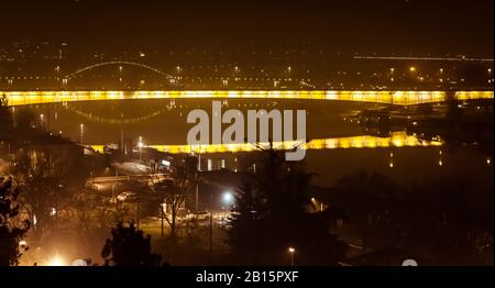 NightShot von Brankos Brücke, es ist die zweitgrößte Brücke von Belgrad, Serbien, die das Stadtzentrum mit New Belgrad über den Fluss Sava verbindet. Anzeigen Stockfoto