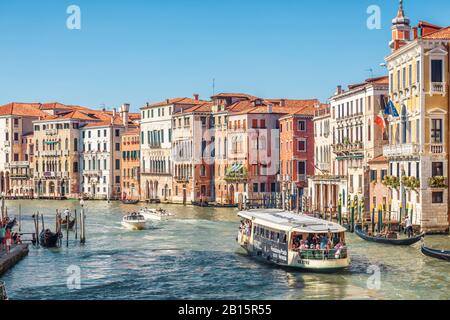 Venedig, Italien - 21. Mai 2017: Vaporetto segelt auf dem Canal Grande in Venedig. Wunderschönes Panorama auf die Haupttouristenstraße von Venedig mit Vintage-Haus Stockfoto