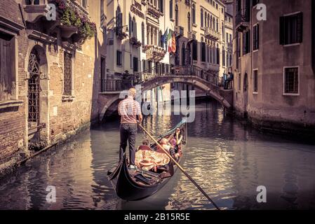 Venedig, Italien - 21. Mai 2017: Die Gondel schwimmt entlang der alten schmalen Straße in Venedig. Die Gondel ist der attraktivste Touristentransport Venedigs. Ro Stockfoto