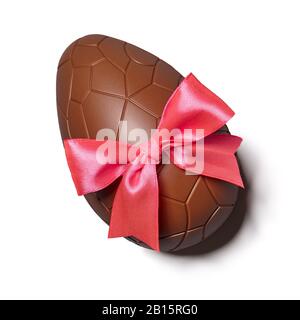 Schokoladenösterei mit rosa Bandbogen Stockfoto