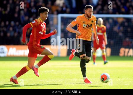 Wolverhampton, Großbritannien. Februar 2020. Matt Doherty von Wolverhampton Wanderers (R) in Aktion mit Jamal Lewis von Norwich City (L). Premier League Match, Wolverhampton Wanderers V Norwich City im Molineux Stadium in Wolverhampton am Sonntag, 23. Februar 2020. Dieses Bild darf nur für redaktionelle Zwecke verwendet werden. Nur redaktionelle Nutzung, Lizenz für kommerzielle Nutzung erforderlich. Keine Verwendung bei Wetten, Spielen oder einer einzelnen Club-/Liga-/Spielerpublikationen. PIC von Steffan Bowen/Andrew Orchard Sportfotografie/Alamy Live News Credit: Andrew Orchard Sportfotografie/Alamy Live News Stockfoto