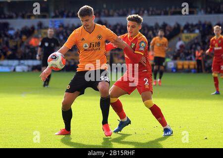 Wolverhampton, Großbritannien. Februar 2020. Leander Dendoncker von Wolverhampton Wanderers (L) in Aktion mit Max Aarons von Norwich City (R). MPremier League Match, Wolverhampton Wanderers V Norwich City im Molineux Stadium in Wolverhampton am Sonntag, 23. Februar 2020. Dieses Bild darf nur für redaktionelle Zwecke verwendet werden. Nur redaktionelle Nutzung, Lizenz für kommerzielle Nutzung erforderlich. Keine Verwendung bei Wetten, Spielen oder einer einzelnen Club-/Liga-/Spielerpublikationen. PIC von Steffan Bowen/Andrew Orchard Sportfotografie/Alamy Live News Credit: Andrew Orchard Sportfotografie/Alamy Live News Stockfoto