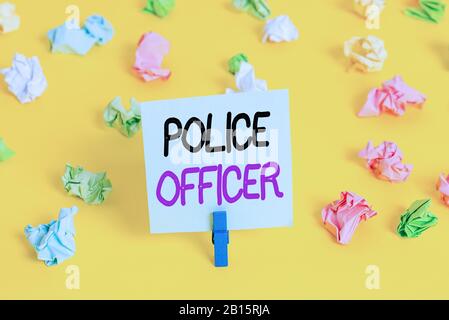 Schriftliche Mitteilung mit Polizeibeamten. Geschäftskonzept für eine Demonstration, wer ein Beamter des Strafvollzugsteams Ist, Farbig zerknittertes Papier leer r Stockfoto