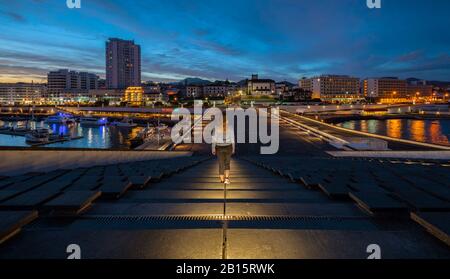 Frau läuft in Marina de Ponta Delgada, Ponta Delgada, Sao Miguel, Azoren, Portugal, Iberische Halbinsel, Westeuropa Stockfoto