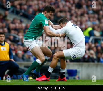 London, Großbritannien. Februar 2020. L-R Jacob Stockdale aus Irland und Jonny May aus England während der Guinness Six Nations zwischen England und Irland im Twickenham Stadium, London, England am 23. Februar 2020 Credit: Action Foto Sport/Alamy Live News Stockfoto