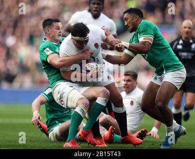 Englands Jamie George wird während des Guinness Six Nations Matches im Twickenham Stadium, London, von Irlands Johnny Sexton (links) und von Bundee Aki in Angriff genommen. Stockfoto