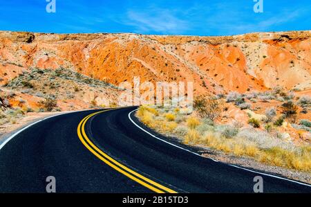 Asphaltierte Straße in Wüste Nevada USA Vereinigte Staaten von Amerika Stockfoto