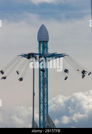 Menschen in Silhouette auf einem Hochstuhl-O-Planes reiten Stockfoto