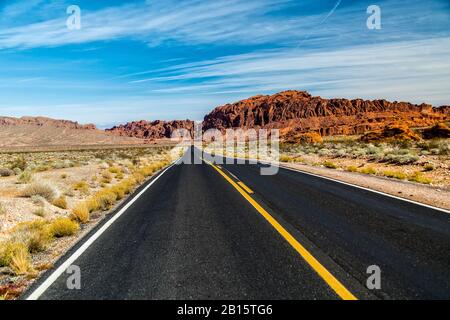 Asphaltierte Straße in Wüste Nevada USA Vereinigte Staaten von Amerika Stockfoto