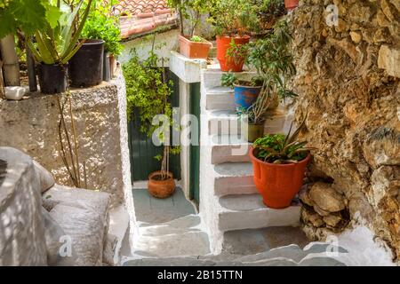 Alte schmale Straße in Anafiotika, Plaka, Athen, Griechenland. Plaka ist eine der wichtigsten Touristenattraktionen Athens. Schöne, winzige, malerische Gasse o Stockfoto