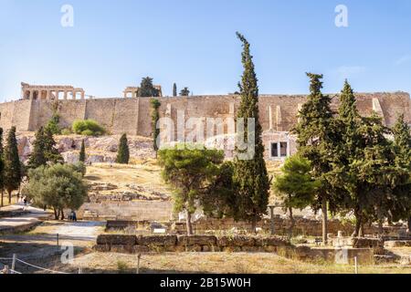 Panoramablick auf den Akropolishügel in Athen, Griechenland. Die berühmte Akropolis ist die wichtigste Touristenattraktion Athens. Panorama-Blick auf die Akropolis mit einem Stockfoto