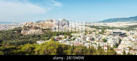Luftpanorama von Athen mit Akropolis-Hügel, Griechenland. Die berühmte Akropolis ist das wichtigste Wahrzeichen Athens. Panorama-Panorama der Stadt Athen von Abov Stockfoto