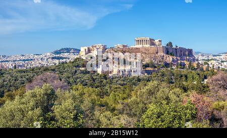 Panoramablick auf die Akropolis in Athen, Griechenland. Der altgriechische Parthenon auf dem Akropolishügel ist das wichtigste Wahrzeichen Athens. Panorama-Panorama von ci Stockfoto