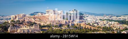 Panorama von Athen mit dem Akropolis-Hügel, Griechenland. Die berühmte Akropolis ist ein Wahrzeichen Athens. Schöne Aussicht auf die Stadt Athen im Sommer. Stadtbild Stockfoto