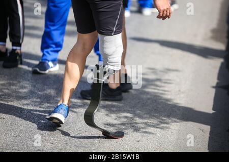 Details mit einem prothetischen Bein an einem Armee-Veteran während eines Laufs Stockfoto