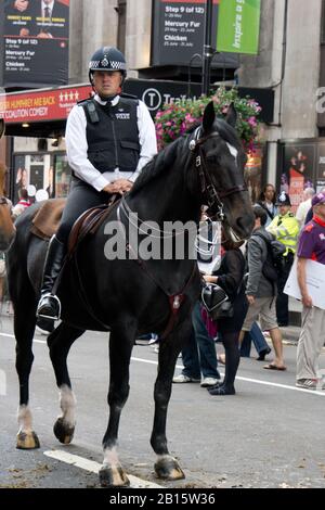 Großstadtpolizisten zu Pferd im Zentrum Londons Stockfoto