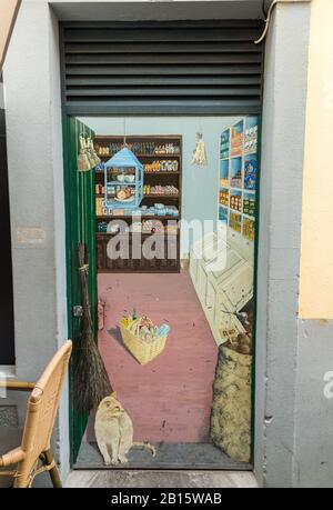 Funchal, Portugal - 4. September 2016: Zone Velha - das älteste Viertel, das für seine besten Restaurants und Cafés in Funchal berühmt ist. Madeira, Portugal Stockfoto