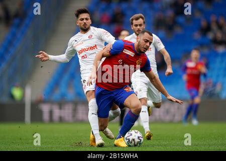 BASEL. SCHWEIZ. 23. Februar: Dennis Iapichino (Servette) fouls gegen Arthur Cabral (Basel) während des Super-League-Spiels zwischen dem FC Basel 1893 und dem Servette FC im St. Jakob Park in Basel, Schweiz. (Foto von Daniela Porcelli/SPP) Stockfoto