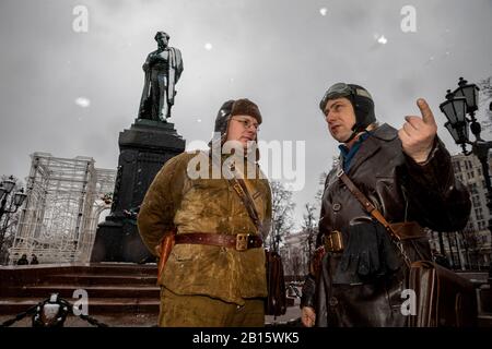 Moskau, Russland. 23. Februar 2020 Menschen in Uniform aus dem großen Vaterländischen Krieg von 1941 bis 1945 auf dem Puschkin-Platz im Zentrum Moskaus anlässlich des 102. Jahrestages der Gründung der sowjetischen Roten Armee und der sowjetischen Marine, Russland Stockfoto