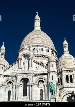 Die Basilika des Heiligen Herzens von Jesus (Basilique du Sacré-Coeur) auf Montmartre-Hügel, Paris Stockfoto