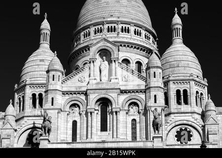 Die Basilika des Heiligen Herzens von Jesus (Basilique du Sacré-Coeur) auf Montmartre-Hügel, Paris Stockfoto