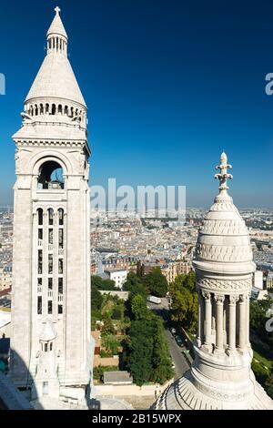 Die Basilika des Heiligen Herzens von Jesus (Basilique du Sacré-Coeur) auf Montmartre-Hügel, Paris Stockfoto