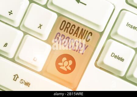 Konzeptionelle Handschreiben mit Organic Grocery. Konzept bedeutet Markt mit Lebensmitteln, die ohne Düngemittel angebaut werden Stockfoto