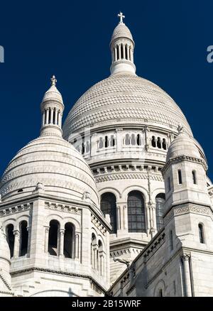 Die Basilika des Heiligen Herzens von Jesus (Basilique du Sacré-Coeur) auf Montmartre-Hügel, Paris Stockfoto