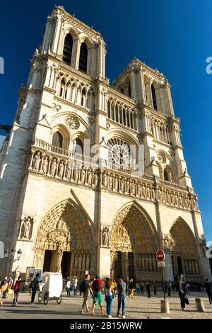 Paris - 24. SEPTEMBER: Touristen besuchen die Kathedrale Notre Dame de Paris am 24. september 2013. Notre Dame ist eines der beliebtesten Reiseziele Stockfoto