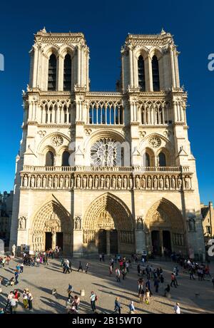 Paris - 24. SEPTEMBER: Touristen besuchen die Kathedrale Notre Dame de Paris am 24. september 2013. Notre Dame ist eines der beliebtesten Reiseziele Stockfoto